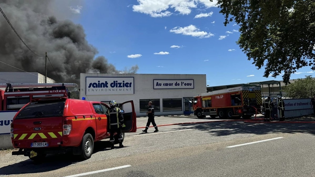 Intervention réussie : Un incendie dans un appartement du quartier Al-Mawz maîtrisé découvrez les récents développements concernant l'incendie maîtrisé, ses causes, les interventions des pompiers et les mesures de sécurité mises en place pour protéger les populations environnantes.