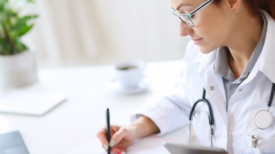 Une médecin en péril : elle percute un élève et prend la fuite près d'une école primaire à Chéraga découvrez le parcours captivant d'un médecin face à une fuite d'élève. un récit touchant qui met en lumière les enjeux de la santé mentale et de l'éducation dans notre société. plongez dans cette histoire inspirante où compassion et défis se rencontrent.